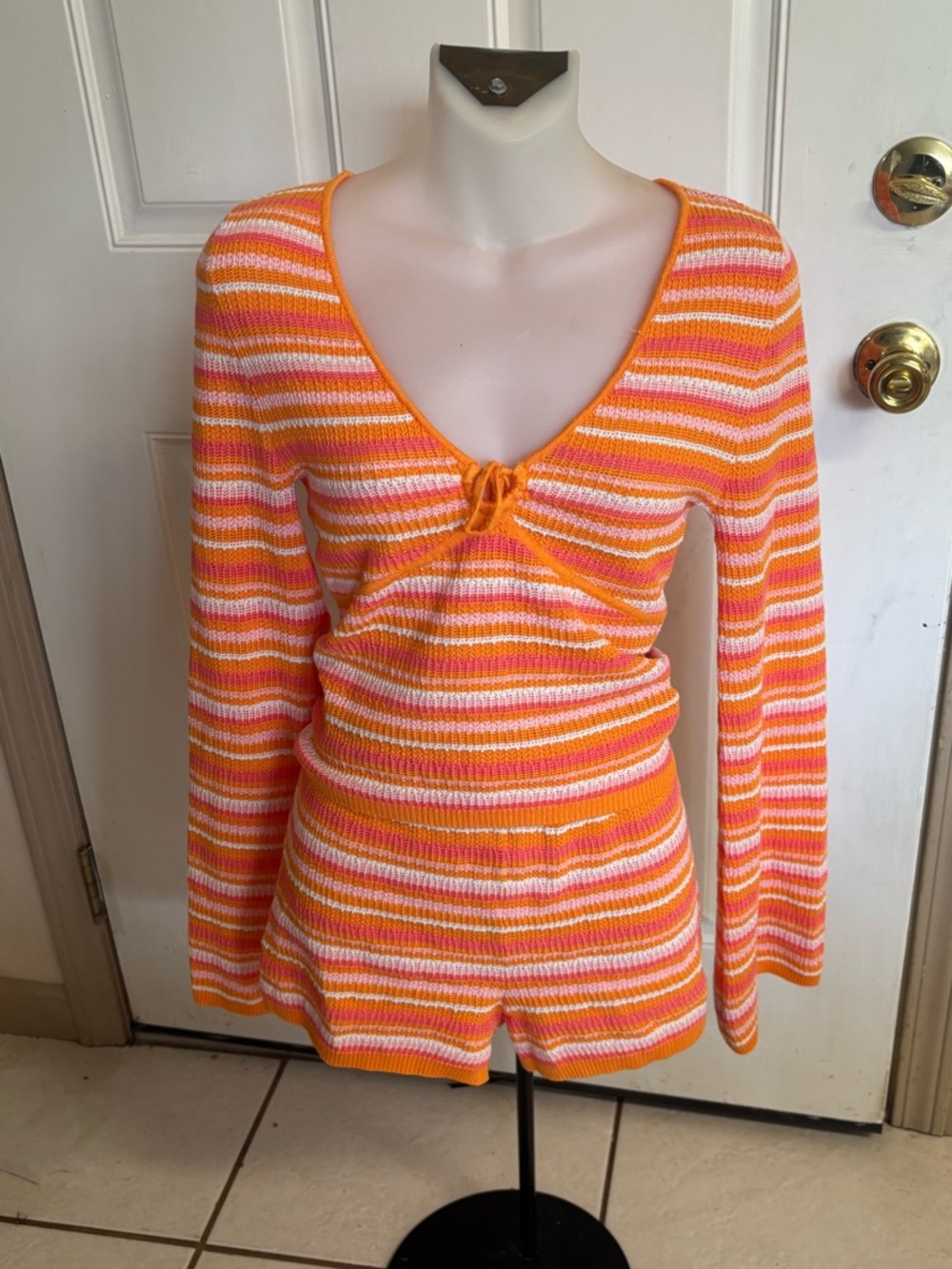 Med Pink Rose orange/pink/white stripe V Nexk long sleeve top/shorts.  In EUC!